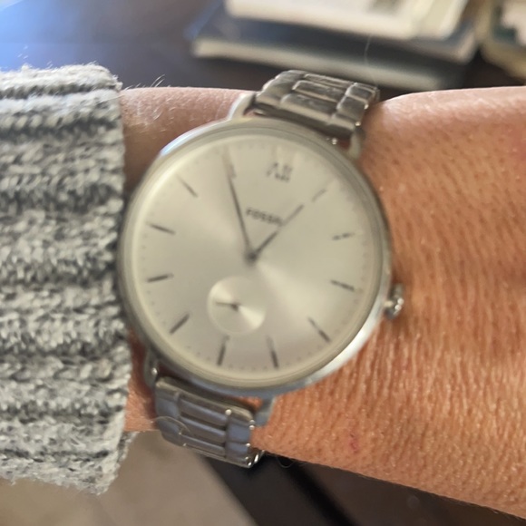 Silver fossil watch may have 📦 no scratches. Works needs battery - Picture 4 of 6
